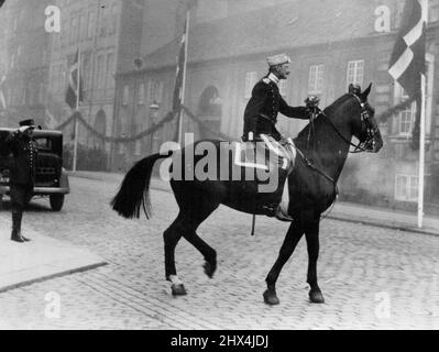 König hat Einen Canter in den Straßen seiner Hauptstadt. Foto zeigt:- König Christian von Dänemark, der für seine Ungezwungenheit bekannt ist, genießt unbeaufsichtigt einen Ausritt durch die Straßen von Kopenhagen. Manchmal wird der König bei dieser Gelegenheit aufhören, mit Themen zu sprechen. 29. Oktober 1938. (Foto von Planet News Ltd). Stockfoto