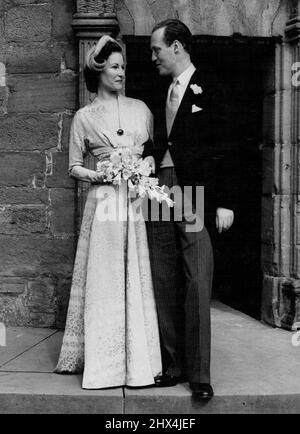 Foto zeigt:- Prinz und Prinzessin Georg von Dänemark gesehen nach der Zeremonie. Die Braut trug ein Kleid aus Periwinkle Brokat, mit Silber beschossen. Ihre Feathered-Haube war in einem passenden Blauton.Königin nimmt an der Hochzeit der Nichte Teil.die Hochzeit fand heute in der winzigen Kapelle des historischen Glamis Castle, Schottland, statt. Zwischen Prinz Georg von Dänemark und der Nichte der Königin, Viscountess Anson. Auch Prinzessin Margaret war dabei. Die von Pastor Morgens Buch, von der dänischen Seemannsmission in Newcastle geleitet. Der beste Mann war der Bruder des Bridegrgoms, Graf flemming von Rosenborg. 29. September 1950. (Foto Pau Stockfoto