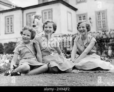 Die Prinzessinnen Margrethe, Benedikte und Anne-Marie, geboren am 16.. April 1940, 29.. April, 1944 und 30.. August 1946, Töchter von König Frederik IX. Und Königin Ingrid von Dänemark. Prinzessin Margrethe mit ihren Schwestern Benedikte und Anne-Marie. Die Dänen wollen sie für ihre Königin. 18. Januar 1954. (Foto von Bernsens International Press Service Ltd). Stockfoto