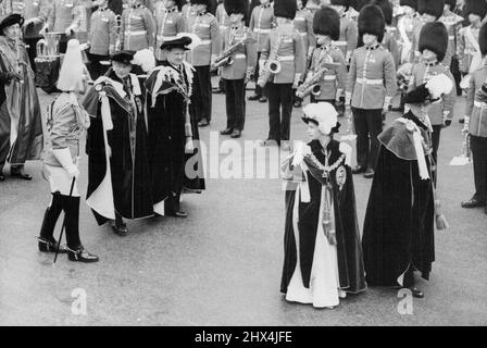 Foto zeigt:- Prinzessin Elizabeth, die in der Prozession neben dem Herzog von Edinburgh läuft, schaut sich König Frederik an, der auch seine Gewänder trägt, der neben dem Herzog von Glocester (links) läuft. Prinzessin sieht rund aus, als König Frederik in der Garter-Prozession spaziert.König Frederik von Dänemark, neu angelegter Ritter des Strumpfordens, Und Königin Ingrid nahm heute (Mittwoch) am Gottesdienst der orderenden St. George's Chapel, Windsor, Teil, begleitet von König George, Königin Elizabeth und anderen Mitgliedern der britischen Königsfamilie.Eine Rekordmenge von über 12.000 Personen beobachtete die Prozession.T Stockfoto