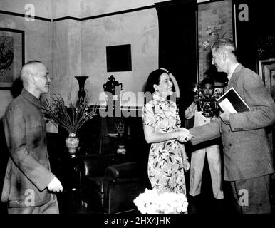 Wedemeyer Besucht Chiang Kai-Sheks -- Lieut. General Albert C. Wedemeyer (rechts) wird von Madame Chiang Kai-Shek während eines offiziellen Besuches in Nanking, China, am 23. Juli begrüßt. Wedemeyer ist in China auf einer Erkundungsmission von Harry S. Truman. 12. Januar 1950. (Foto von Associated Press Photo). Stockfoto