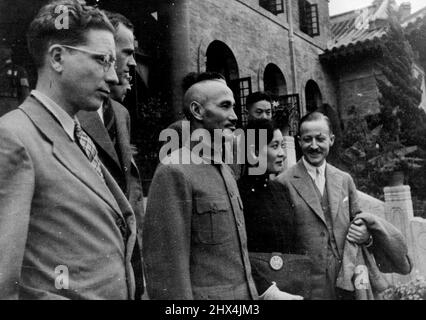 Chinas Generalissimo und seine unverzichtbare Frau Neues Bild -- Ein Bild, das gerade von General Chiang Kai-Shek, dem chinesischen Generalissimo, und Madame Chiang Kai-Shek, seiner Frau mit amerikanischer Ausbildung, erhalten wurde, als sie ausländische Korrespondenten in Nanking, dem Sitz der chinesischen Regierung, empfingen, von wo aus sie gemeinsam Chinas Schicksal in den kritischen Tagen des Krieges mit Japan kontrollieren. Madame Chiang ist die "rechte Frau" ihres Mannes und fungiert als seine Berater, Dolmetscherin und Propagandachef. 18. Oktober 1937. (Foto von Planet News Ltd). Stockfoto