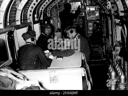 Militärschule für Flugsignalkorps -- Blick in ein 'fliegendes Auditorium' einer Militärschule der deutschen Luftwaffe. Hier lernt das Signalkorps mit Aero-Instrumenten wie dem Bearing Compass, der drahtlosen Telegraphie und allen Navigationsangelegenheiten umzugehen Ecole militaire de la Force eyrienne allemande. 12. Dezember 1938 Stockfoto