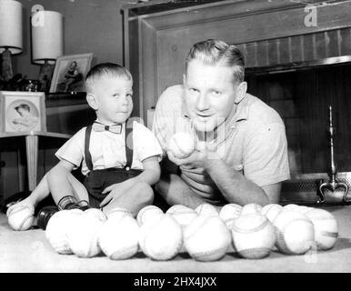 Marbles -- Ein La Whitey Ford -- Pitcher Whitey Ford verwendet Baseballs in einem Roman von Marbles und spielt mit seinem zwei Jahre alten Sohn Eddie im Ballplayer's Glen Cove, L.I., Home. Ford kam kürzlich von einer Ausstellungstour durch Japan mit seinen Mitstreiter der New York Yankees zurück. Wie können Sie bei großen „Murmeln“ wie diesen vermissen??? 12. August 1955. (Foto von United Press Photo). Stockfoto