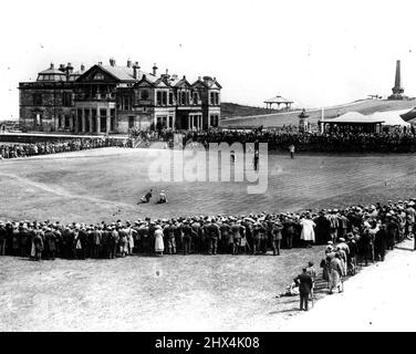 Jones gewinnt die British Amateur Championship -- Bobby Jones und Roger Wethered zeigten sich während ihres Finalmatches für die British Amateur Championship auf dem Kurs in St. Andrews, Mai 31. Jones setzt. Der Junge aus Atlanta, Georgia, übernahm 7 und 6 den britischen Teamkapitän und gewann die einzige große Golfkrone, die er bisher verpasst hat. 06. Juni 1930. (Foto von Associated Press Photo). Stockfoto