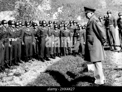 IKE auf der Morgan-Linie General Dwight D. Eisenhower, Stabschef der US-Armee, wird während seiner Rundreise durch Julisch Venetien im Oktober 16 an einem Außenposten von Morgan Lake Männer des US-Regiments 351., 88. Division, ansprechen sehen. 19. Oktober 1946. (Foto von Associated Press Photo). Stockfoto