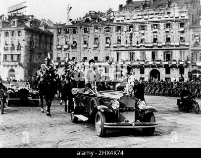 14 Duce fängt Turin Signor Mussolini (stehend) ein, der gestern am 23. Oktober in Turin im Auto ankommt. Signor Mussolini, der Chef des Faschismus, ging am Sonntag nach Turin, um die Hochburg des Antifaschismus zu "toben" und die Bevölkerung zu seinen Ansichten zu bringen. Es wurde erwartet, dass er auf ernsthafte Störungen stoßen würde und sein Leben riskierte. 24. Oktober 1932. (Foto von Associated Press Photo). Stockfoto