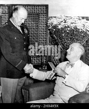 Roosevelt-Präsidenten Legion of Merit an Eisenhower-Präsident Roosevelt, der Polka dot tie trägt, verleiht General Dwight Eisenhower während seiner Reise zu den jüngsten Konferenzen in Kairo und Teheran die Legion of Merit. 5. Dezember 1943. (Foto von Air Force Photo). Stockfoto