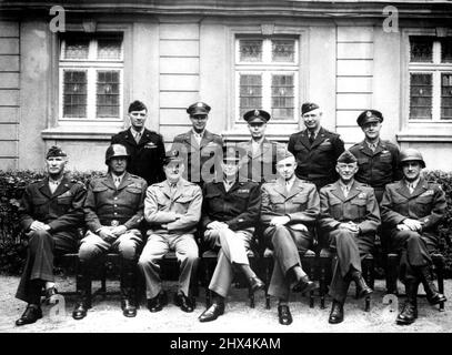 Das Amerikanische Victory Team In Europa. Der amerikanische General, der zum Sieg der Alliierten in Europa beigetragen hat, ist hier bei einem Treffen bei General Bradleys 12. zu sehen. Hauptquartier der Armeegruppe in Bed Wildungen, Deutschland. Sitzend, links nach rechts: General George S. Patton Jr., C.G. 3., US Army. General Dwight D. Eisenhower, Oberbefehlshaber der alliierten Streitkräfte in ETO. General Courtney H. Hodges, C.G 1.. US-Armee. 16.Mai 1945. (Foto von U.S. Official Photo). Stockfoto