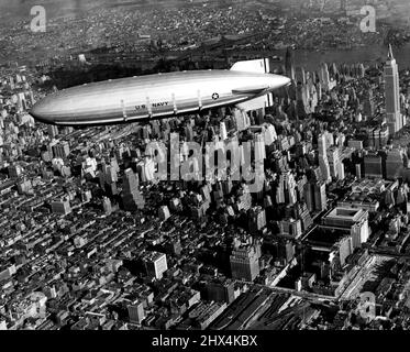 In seinem Element -- das riesige Luftschiff Akron, fotografiert schwebend über New York. 16. Dezember 1931. (Foto von International Newsreel Photos Inc.). Stockfoto