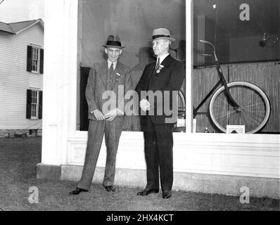 Transportation Pioneers -- Henry Ford (links), Automobilpionier, begrüßte Orville Wright (rechts), Exponent der frühen Luftfahrt, April 16 vor dem Fahrradladen, in dem rechts und sein Bruder, der verstorbene Wilbur rechts, die ***** bauten Schwerere Flugmaschine als Luft. Es war in Detroit, Michigan., wo der Wright-Laden und das Haus, das von Dayton, O., von ford dorthin gebracht wurde, formell eingeweiht wurden. 17. April 1938. (Foto von Associated Press Photo). Stockfoto