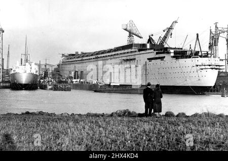 Die Arbeit am Clyde verbessert sich -- fünf Schiffe, darunter die 'Queen Mary', GT. Großbritanniens größte Liner, werden in Browns Hof ausgerüstet? Clydebank, Schottland - eine Weltrekordtonnage für ein einziges ausitting-out Basin. Die geschäftige Szene in Browns Hof. Die Königin Mary stellt alles in der Nähe in den Schatten. 05. Februar 1935. (Foto von Sport & General Press Agency, Limited) Stockfoto