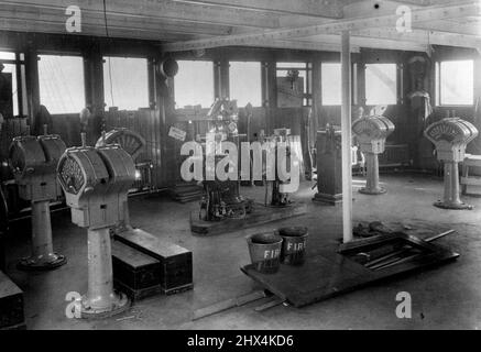 Die 'Queen Mary' - neuestes Bild -- Ein Blick auf das fast fertig gestellte Radhaus des Cunard White-Star Liners 'Queen Mary' in Clydebank, Glasgow, wo sie sich nun auf ihre bevorstehende Jungfernfahrt vorbereitet. 30. März 1936. (Foto von Topical Press). Stockfoto