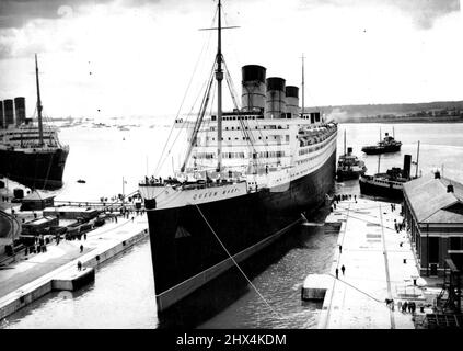 'Queen Mary' fährt zur Inspektion in das Dry-Dock ein -- die 'Queen Mary' fährt in Southampton zur Überholung in das King George V Dock ein. Der Liner 'Queen Mary' ist im riesigen King George V-Trockendock in Southampton für ihre Unterwasser-Inspektion zur Saisonmitte eingestiegen. Die Arbeit wird vier Tage dauern. 26. Juli 1938. (Foto von Rosmos Press Bureau). Stockfoto