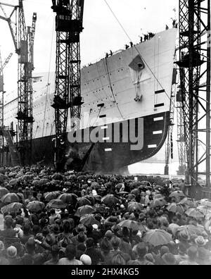 Start der 534 -- Blick auf den riesigen Cunarder das Wasser nach dem Mittagessen. „Queen Mary“ war der Name, den die Queen dem neuen cunard White-Star Liner „No 534“ gab, den sie heute in Clydeside startete. 26. September 1934. Stockfoto