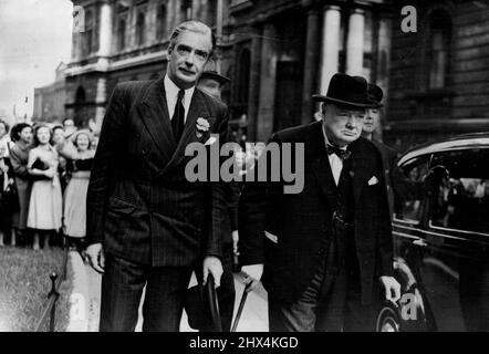 Churchill und Eden gehen zu Nr. 10 -- Winston Churchill und sein Stellvertreter in der Opposition, Anthony Eden, kommen um 10 Uhr, Downing Street, London, Heute treffen wir den Premierminister.Premierminister Attlee traf heute (Mittwoch) mit dem Oppositionsführer Churchills Bitte, das Parlament vor dem 12.. September - dem von der Regierung für den Rückruf festgelegten Termin - abzuberufen. Das Treffen fand in der Residenz des Premierministers, 10, statt; Downing Street, und Mr.Churchill kam, als die Kabinettsmitglieder nach einer fast zwei Stunden dauernden Kabinettssitzung abreisten. 16. August 1950. (Foto von Reuterph Stockfoto