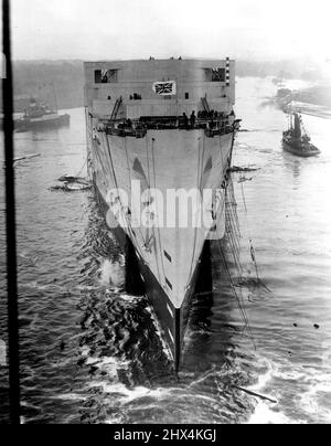 Start der 534 -- Blick auf den riesigen Cunarder das Wasser nach dem Mittagessen. „Queen Mary“ war der Name, den die Queen dem neuen cunard White-Star Liner „No 534“ gab, den sie heute in Clydeside startete. 26. September 1934. Stockfoto