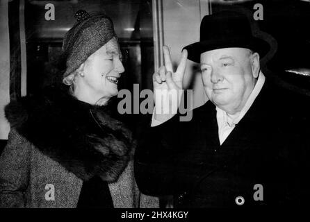 Sieg In Sicht? -- Winston Churchills „Victory“-Zeichen steht gut im Vordergrund, als er Paddington Station, London, verlässt, Heute (Mittwoch) für Cardiff, wo er eine Wahlrede zu einem großen Treffen auf dem Ninian Park Fußballplatz machen wird. Mit ihm ist Frau Churchill - nach dem Sprechen wird nach Devonport reisen, um im Namen seines Sohnes Randolph zu sprechen. 8. Februar 1950. (Foto von Reuterphoto). Stockfoto