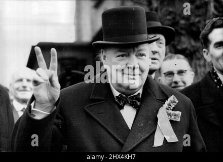 Churchills Polling Day "V" im Woodfond -- Herr Winston Churchill gibt sein "Sieg"-Zeichen als, trägt seinen berühmten Churchill-Hut Polling Tagestour durch seinen Wahlkreis - Woodford, Essex - heute (Donnerstag). Churchill, als konservativer Kandidat, wurde bei den Wahlen von Labour-, Liberal- und kommunistischen Kandidaten abgelehnt. 23. Februar 1950. (Foto von Reuterphoto). Stockfoto