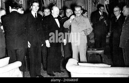 Churchils 69.. Geburtstag in Teheran -- Marschall Stalin kröstet die verbündeten Nationen bei Churchills Geburtstagsfeier. Churchill verbrachte seinen 69.. Geburtstag während der Konferenz in Teheran. Er gab eine private Dinner-Party, bei der ihm ein Kuchen mit 69 Kerzen überreicht wurde. Er wurde auch von britischen und indischen Truppen in Pal Force mit Geschenken überreicht. Die britische Pressestelle schenkte ihm ebenfalls ein Geschenk. Diese Bilder zeigen die verschiedenen Zeremonien. 22. Februar 1944. (Foto von British Official Photo). Stockfoto