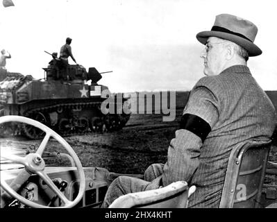 Präsident Roosevelt überprüft die US-Panzereinheit -- Eine Nahaufnahme von Präsident Franklin D. Roosevelt, als er während seiner Konferenz mit den alliierten Führern in Cascaso eine Panzereinheit der US-Armee in Französisch-Marokko überprüfte. 28. September 1943. Stockfoto