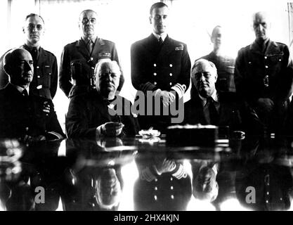 Große Strategiekonferenz der Alliierten in Nordafrika. Präsident Roosevelt trifft Churchill - von links nach rechts; Admiral E.J. King, C-in-C, U.S. Navy Mr. Churchill; President Roosevelt; Stehend; Major General Sir Hastings Ismay (2. von links); Lord Louis Mountbatten (3. von links) und Field Marshall Sir John Dill (rechts). Eine der bedeutendsten Konferenzen des Krieges begann am 14.. Januar in der Nähe von Casca, als sich Präsident Roosevelt und Churchill trafen, um das gesamte Kriegsgebiet, Theater für Theater, zu begutachen. Sie wurden von den Stabschefs der beiden Länder begleitet. Alle Ressourcen waren Stockfoto