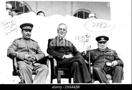 Wir drei -- Marschall Stalin, Präsident Roosevelt und Churchill bei ihrem Treffen in Teheran, der Hauptstadt Persiens. Mit ihnen im Rücken kann scheinen:- Mr. Molotov, Mr. Antony Eden und Sektionsleiterin Mrs Oliver, Tochter von Mr. Churchill. 22. Februar 1944. (Foto von L.N.A.). Stockfoto