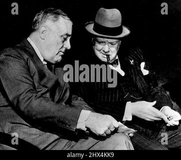 Die Führer der Alliierten diskutieren über die Bedingungen der bedingungslosen Kapitulation für die Achse -- Grim-gesetzte Kiefer markieren die Gesichter von Präsident Franklin D. Roosevelt und Premierminister Winston Churchill, während sie bei einem ihrer letzten Treffen in Cascave in Französisch-Marokko sprechen. Die alliierten Führer, die Josef Stalin von Russland und Generalissimo Chiang Kai-schek von China über die auf der 10-tägigen Konferenz diskutierten militärischen Vorschläge und Maßnahmen berieten, kündigten an, dass von der Achse keine Bedingungen außer der "bedingungslosen Kapitulation" akzeptiert würden. 28. September 1943. Stockfoto