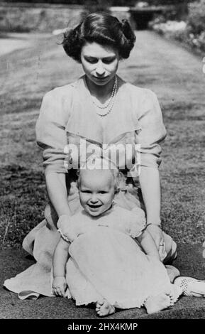 Prinzessin Anne smiles fro the Photographer -- Ein neues Foto, das seine Königstochter Prinzessin Elizabeth mit ihrer Tochter Prinzessin Anne in den Gärten des Clarence House in London zeigt. Prinzessin Anne feiert am 15.. August 1951 ihren ersten Geburtstag. 09. August 1951. (Foto: Sport & General Press Agency, Limited). Stockfoto