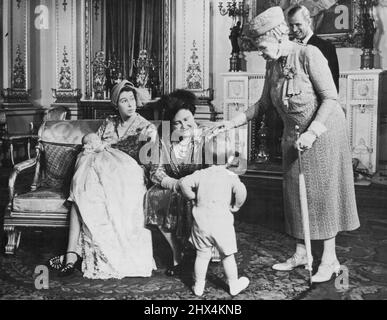 Der kleine Prinz, der nicht der königlichen Gruppe beitreten würde - Königin Elizabeth und Königin Mary, richtig, versuchen, den kleinen Prinzen dazu zu bringen, sich umzudrehen und den Kameras zu gegenüberstehen, während der Herzog von Edinburgh die jungenhaften Streiche des Prinzen zu genießen scheint. Seine Mutter, Prinzessin Elizabeth (hält Prinzessin Anne) neigt dazu, eine strenger Sicht zu machen.Prinz Charles, jetzt fast zwei, hat bereits einen eigenen Willen. Als sich die königliche Familie im blauen Salon des Buckingham Palace, London, zusammenstellte, um nach der Taufe seiner kleinen Schwester, Prinzessin Anne, Fotos zu machen, weigerte sich der Prinz einfach zu posieren. Nach Stockfoto