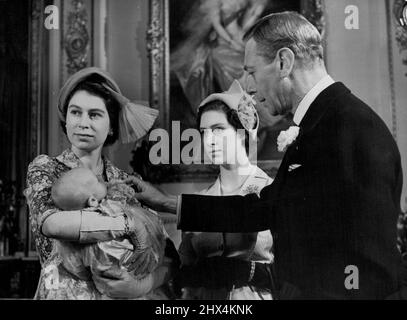 Eine Prinzessin wurde getauft - der König freundet sich mit seiner kleinen Enkelin an. Prinzessin Anne (im Besitz von Prinzessin Elizabeth). Im Zentrum steht Prinzessin Margaret. Das jüngste britische Royal Baby, Tochter von Prinzessin Elizabeth und Herzog von Edinburgh, wurde heute im Buckingham Palace, London, zur Prinzessin Anne Elizabeth Alice Louise getauft. Die kleine Prinzessin, die zwei Monate alt ist, war das königliche Gewand aus Honiton-Spitze, das aus den Tagen von Königin Victoria überliefert wurde. 21. Oktober 1950. Stockfoto