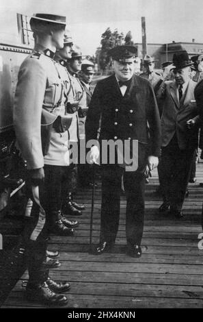 Herr Churchill in Kanada -- Herr Churchill mit einigen der "Mounties" (Canadian Mounted Police), die bei seiner Ankunft im Dienst auf der Station waren. Churchill kommt nach Kanada zu einer Siegerkonferenz mit Roosevelt, Mackenzie King und anderen US- und kanadischen Kriegsführern. Er wurde von Lord Leathers, Minister für Kriegstransport, und britischen Stabschefs begleitet. 16. August 1943. (Foto von Topical Press). Stockfoto