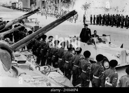 Churchills Besuch in Tripolis -- der Premierminister, der die Reihen der Männer der Royal Tank Regt., die für die Inspektion in Tripolis erstellt wurden, herunterfährt. In Begleitung eines berühmten Jagdgeschwaders kam Churchill in seinem Privatflugzeug am Castel Benito Airport Tripolis an. Er wurde von General Sir Harold Alexander und General Sir Bernard Montgomery begrüßt. In einer Rede vor den Truppen, bevor er selbst nach Tripolis ging, erklärte er, dass er die Reise zum ausdrücklichen Zweck unternommen habe, der 8. Armee im Namen des Königs für ihren historischen Fortschritt zu danken. 1. Februar 1943. (Foto von British Official Photograph). Stockfoto