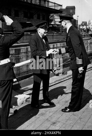 Churchills Rückkehr -- Churchill grüßt den Kapitän (Kap. W. E. Parry). Churchill ist aus Kanada und den Vereinigten Staaten zurückgekehrt. Er machte die Atlantiküberquerung im Schlachtschiff H.M.S. „Renown“. 28. Dezember 1943. (Foto von British Official Photograph). Stockfoto