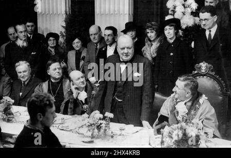 Mr. Churchill bereist Hull mit Sir Earle Page -- Mr. Churchill spricht beim Mittagessen in Hull Guildhall. Von links nach rechts: Sir Earle Page; Dr. William Temple, Erzbischof von York; der Oberbürgermeister von Hull, Ratsmitglied Sydney H. Smith; und Robert G. Tarran, Sheriff von Hull Winston Churchill unternahm in Begleitung von Sir Earle Page, Australiens erstem Sonderbeauftragten in diesem Land, eine Tour durch Hull, Und sprach bei einem Mittagessen im Guildhall, um an den Beginn des Geburtsjahrhundert in der Geschichte des Sheriffdoms der Stadt und Grafschaft Kingston upon Hull (Hull) und der 400. zu erinnern Stockfoto