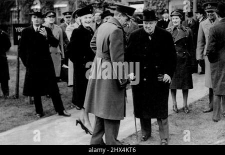 Premierminister und Außenminister besuchen Paris - Herr Churchill im Gespräch mit dem Luftwaffenchef Sir Charles Portal, bevor er nach Paris auffliegt. Herr Anthony Eden (links), Frau Churchill (Mitte) und Sektionsoffizier Mary Churchill, A.T.S. (Rechts) waren in der Partei. 11. November 1944. Stockfoto