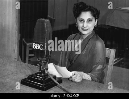 Ihre Exzellenz Begum Rahimtoola, die Frau des Hochkommissars für Pakistan, die anlässlich der Eröffnung separater Dienste nach Indien, Pakistan und Ceylon am 3.. April 1949 im BBC-Dienst eine Botschaft an Pakistan sendete. 22. März 1949. Stockfoto