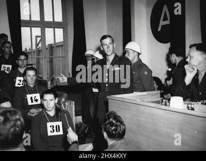 Beschuldigt Deutsch, das Malmedy-Massaker begonnen zu haben -- Virgil P. Lary aus Lexington, Ky., ehemaliger Oberleutnant im US-amerikanischen Feld. Artillery verweist auf George Fleps, den 32-jährigen ehemaligen SS-Trooper, und identifiziert ihn als Massaker an amerikanischen Gefangenen in der Nähe von Malmedy, Belgien, am 17. Dezember 1944. Diese Szene im aktuellen Kriegsverbrecherprozess in Dachu, Deutschland, fand am 21. Mai 1946 statt. 11. Juni 1946. (Foto von Associated Press Photo). Stockfoto