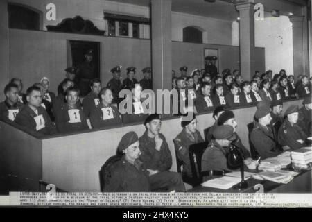 Nazis vor Gericht in Deutschland -- Nazi-Angeklagte vor Gericht wegen Verbrechen in den Konzentrationslagern Oswiecin und Belsen sitzen während einer Prozesssitzung vor einem britischen Militärgericht in Lueneberg, Deutschland, im Gefängnis. Unter den identifizierten Gefangenen sind: (1) Josef Kramer, genannt das 'Tier von Belsen', (2) Fritz Klein, (3) Peter Weingartner. Unten links in der Mitte ist Maj. T.C. Winwood, Verteidiger von Kramer und drei weiteren Angeklagten. 24. September 1945. (Foto von Peter J. Carroll, AP Wirephoto). Stockfoto