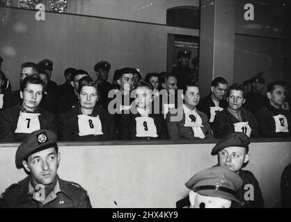 Die Belsen-Prozesse -- die Angeklagten Frauen, die heute bei der Eröffnung der Belsen-Kriegsverbrecher am Luneberg im Dock fotografiert wurden. Irma Greese ist Nr. 9, die anderen sind: Elizabeth Volkenrath (7), Herta Ehlert (8), Hilde Lobauer (11) und Josef (12), Klippel. 11. November 1945. (Foto von LNA) Stockfoto