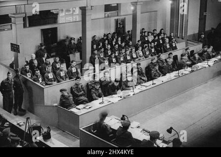 Belgen-Prozesse in Luneberg -- die 48 Gefangenen auf dem Dock von Luneberg heute mit ihren Verteidigern sitzen vor. Josef Kramer („das Tier“) und Irma Greese (Nr. 9) sind durch ihre Etiketten gekennzeichnet. 1. Oktober 1945. (Foto von Sport & General Press Agency, Limited) Stockfoto