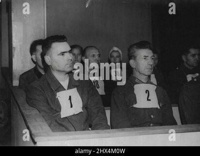 Kriminelle ***** Am Lunerberg -- ***** 'Das Tier von Bolsen', wird identifiziert ***** nein 1. Seinem Trigon im Dock auf Platz 3 gegenübergestellt ist Dr. Klein. 11. Oktober 1945. (Foto von Sport & General Press Agency, Limited) Stockfoto