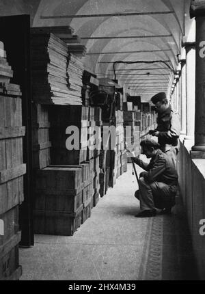 Entdeckung des Hortfisches von NS-Raubbüchern -- Ein britischer Soldat, der am Eingang des Klosters Wache hält.Was man als eine der größten Versammlungen von Nazi-Beute vermutet, brachte eine große Sammlung von Büchern ans Licht, viele von damals von beträchtlichem Wert - wurde im ehemaligen Benediktinerkloster in Tazenburg bei Klagenfurt gefunden. Die Deutschen haben die Mönche vor etwa 3 Jahren aus dem Gebäude ausgestoßen. Die Bücher, die in über 3.000 Kisten gelagert wurden und einige Millionen Werke verstauten, wurden hauptsächlich in der Kirche St. Josef von Tazenburg untergebracht, die auf einer Höhe über dem Glen Valley steht. Unter t Stockfoto