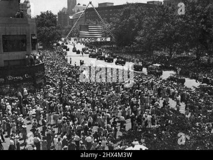 Willkommen Zu Hause! -- als Tausende die Straßen der Hauptstadt säumten, bekommt General Dwight D. Eisenhower die größten Willkommensovationen, die jeder in der Hauptstadt bezahlt. Hier ist eine allgemeine Ansicht des „V“, das früher durch Feuerleitern auf der Pennsylvania Avenue geführt wurde, als der Wagen des Generals unterfährt. 18. Juni 1945. (Foto von ACME Photo). Stockfoto