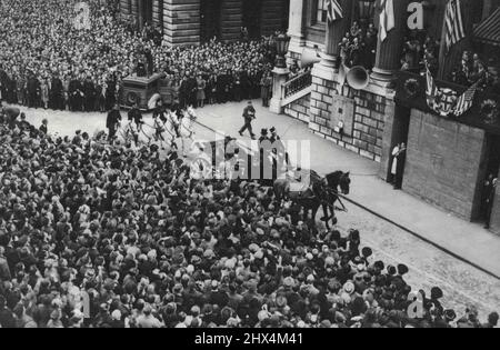 General Eisenhower erhält die Freiheit der Stadt London -- General Eisenhower kommt am Herrenhaus an und zeigt einen Teil der riesigen Menge. Die Freiheit der City of London wurde von General Eisenhower im Guildhall empfangen und nach der Zeremonie, dass die Alliierten C-in-C zum Herrenhaus gingen. 12. Juni 1945. (Foto von Topical Press). Stockfoto