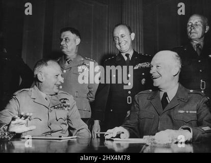 Eisenhower kündigt neue Kommandos aus Paris an -- auf der Shape-Konferenz gestern in Paris, L zu r, sitzend, Viscount Montgomery von Alamein, General Eisenhower, Stalled LT. General Maurizio Lassaro De Castiglioni, General Alfred M. Gruenther und LT. General Eude Gurtz. General Dwight D. Eisenhower, Oberster alliierter Kommandant Europa, kündigte gestern mit der Einmüdung der ständigen Gruppe der NATO die Kommandoorganisation und einige der wichtigsten Ernennungen für das südeuropäischen Kriegsgebiet an, die in sein Kommando fällt. 20. Juni 1951. Stockfoto