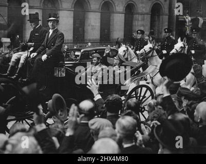 General Eisenhower erhält die Freiheit der Stadt London -- General Eisenhower und Air Chief Marshal Sir Arthur Tedder, stellvertretender Oberster alliierter Kommandant, fahren in einem offenen landau durch jubelnde Massen in der Flottenstraße, als der Oberste alliierte Kommandant auf dem Weg zur Guildhall vorbeiging, Dort erhielt er die Freiheit der City of London.General Dwight D. Eisenhower fuhr durch jubelnde Massen in die Guildhall, wo er die Freiheit der City of London erhielt, der Oberste alliierte Kommandant war danach Ehrengast bei einem Mittagessen im Herrenhaus, Die von der City Co. Besucht wurde Stockfoto