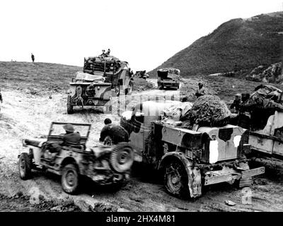 Eight Army River Sangro Line Eine Umleitung über den Fluss Trigno. Die Armee aus dem Jahr 8., die den Trigno überquert hat, steht mit dem Feind aus Turin auf der Strecke des Flusses Sangro in Kontakt. An ihrer linken Flanke haben sie angesichts des schweren Beschusses etwas hohes Terrain in Richtung Alfredena gewonnen. Schlechtes Wetter hält weiterhin jeden großen Fortschritt aus, aber Schritt für Schritt Dorf für Dorf, dann ziehen sich die Feinde in neue Positionen zurück, jede näher an Rom. 13. Januar 1944. (Foto von British Official Photograph). Stockfoto