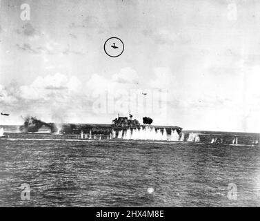 Japanischer Selbstmordanschlag bringt den Tod der US-amerikanischen Trägerhornet im Pazifik mit sich. Die See um das Schiff herum ist während der Schlacht vor der Insel Santa Cruz am 26. Oktober mit Feuer von den feindlichen Flugzeugen gespickt. Der Tauchgang Bomber auf dem Weg zum Schiff stürzte in die Hornet Signal Bridge. 13. Januar 1943. (Foto von U.S. Navy Photo). Stockfoto