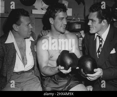 Als sich die Fischer treffen - Billy Conn (Mitte), chattet mit Mickey Walker (links) und Freddie Mills (rechts), britischer Meister des leichten Schwergewichts, in einer Garderobe in seinem Trainingslager in Greenwood Lake, N.J., im Juni 12, wo er für seinen bevorstehenden Kampf, den 19. Juni, mit Joe Louis trainiert. 12. Juni 1946. (Foto von Associated Press Photo). Stockfoto